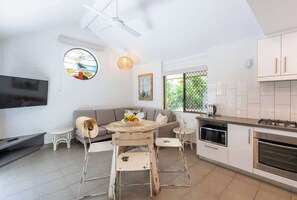 Interior - Bayshore Bungalow 5 - Oceanstays (Byron Bay)