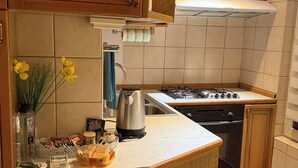 Kjøleskap, ovn, vannkoker og kjøkkenutstyr