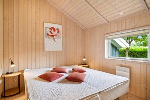 4 bedrooms, iron/ironing board, free WiFi - Cozy holiday home near beach and nature (Væggerløse)