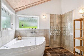 Shower - Cozy holiday home near beach and nature (Væggerløse)