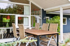 Outdoor dining - Cozy holiday home near beach and nature (Væggerløse)