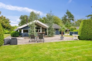 Outdoor dining - Cozy holiday home near beach and nature (Væggerløse)