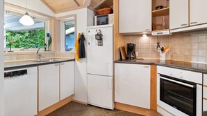 Wasserkocher mit Kaffee-/Teezubehör, Kühlschrank, Mikrowelle, Ofen