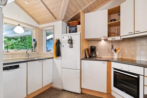 Fridge, microwave, oven, dishwasher - Cozy holiday home near beach and nature (Væggerløse)