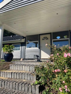 Exterior detail - Holiday oasis with terrace and sloping garden (Tikøb)