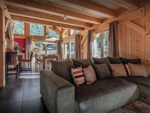Fernseher, Kamin, DVD-Player