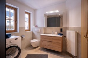 Douche, sèche-cheveux, serviettes fournies, savon