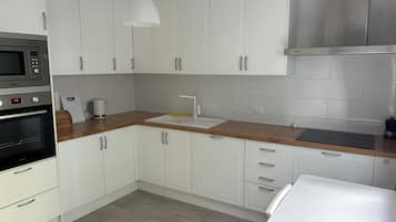 Jääkaappi, mikroaaltouuni, uuni, liesi