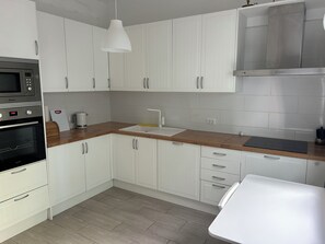 Een koelkast, een magnetron, een oven, een kookplaat