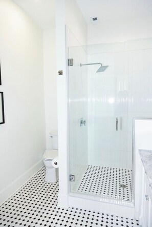 Secadora de cabello, toallas, jabón, papel de baño 