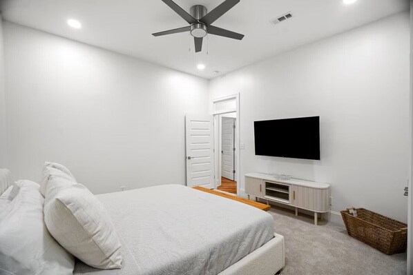 Tabla de planchar con plancha, wifi y ropa de cama 