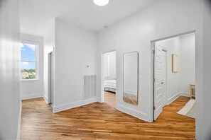 Een strijkplank/strijkijzer, wifi, beddengoed