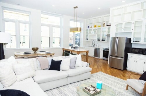 GOOD HABIT Spacious 4-bedroom loft apartment on the square in Springfield, TN