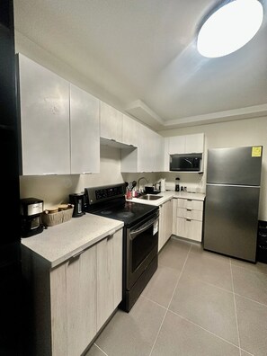 Mikrowelle, Ofen, Wasserkocher mit Kaffee-/Teezubehör, Wasserkocher