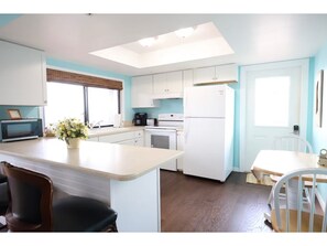 Private kitchen - Snook suite a Wonderful 1-bedroom  suite in a beach lodge  in charming Bokeelia (Bokeelia)