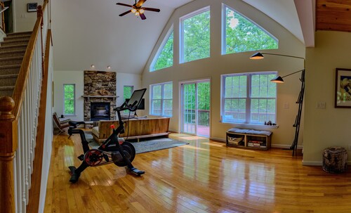 Spacious Masthope Retreat – 4-Bed, 5-Bath, Sleeps 12 + Lake & Resort Amenities