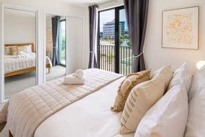 2 bedrooms, iron/ironing board, travel cot, WiFi - Polished Urban Stay Near Christchurch’s Best Spots (Christchurch)