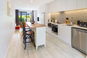 Fridge, microwave, oven, stovetop - Polished Urban Stay Near Christchurch’s Best Spots (Christchurch)
