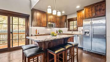 Microondas, horno, parrilla de estufa y lavavajillas