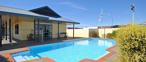 Piscine extérieure (ouverte en saison)