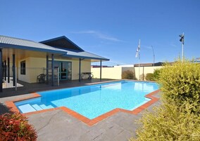 Una piscina al aire libre de temporada