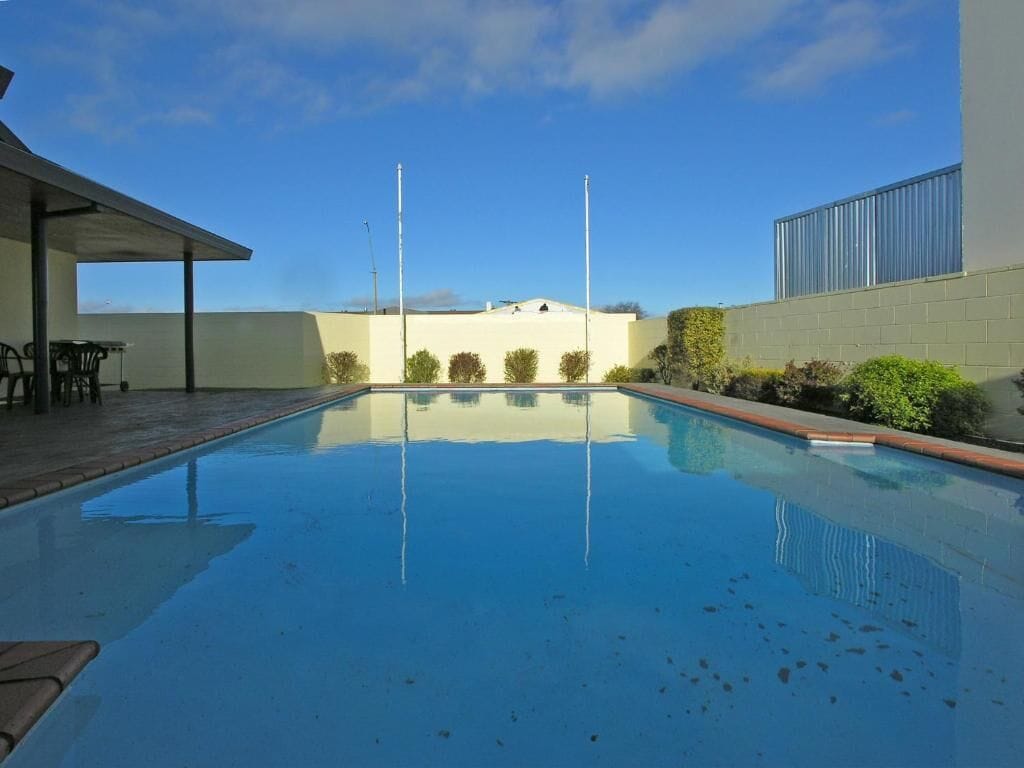 Una piscina al aire libre de temporada