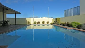 Una piscina al aire libre de temporada