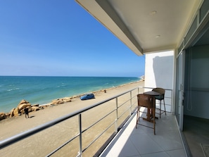 Departamento familiar, balcón, vista al mar | Área de sala de estar