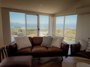 Een televisie, een open haard en een computerscherm