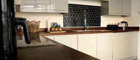 冰箱、微波炉、烤箱、炉灶