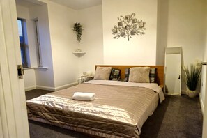 5 chambres, fer et planche à repasser, draps fournis