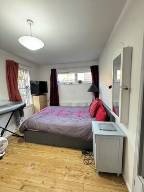Iron/ironing board, WiFi, bed sheets - Cosy and convenient quiet central London home (London)