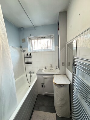 Hair dryer, towels, soap, toilet paper - Cosy and convenient quiet central London home (London)