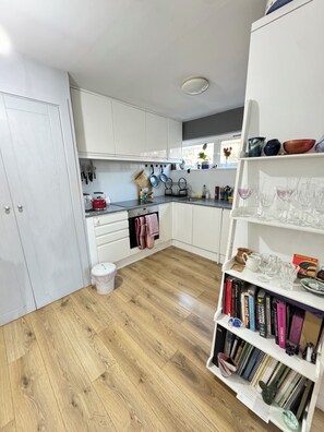 Microwave, oven, stovetop, dishwasher - Cosy and convenient quiet central London home (London)