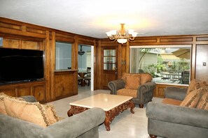 Smart TV, fireplace, books, computer monitors - Beautiful Three Bedroom Home with Scenic Backyard (Houston)