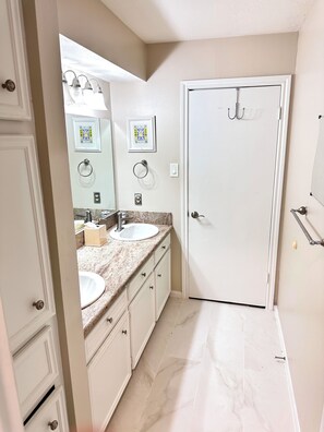 Hair dryer, towels, soap, shampoo - Beautiful Three Bedroom Home with Scenic Backyard (Houston)