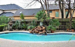 Outdoor pool - Beautiful Three Bedroom Home with Scenic Backyard (Houston)