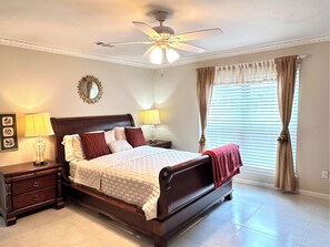 Desk, iron/ironing board, free WiFi, bed sheets - Beautiful Three Bedroom Home with Scenic Backyard (Houston)