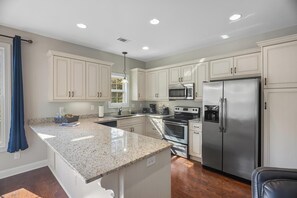 冰箱、微波炉、烤箱、炉灶