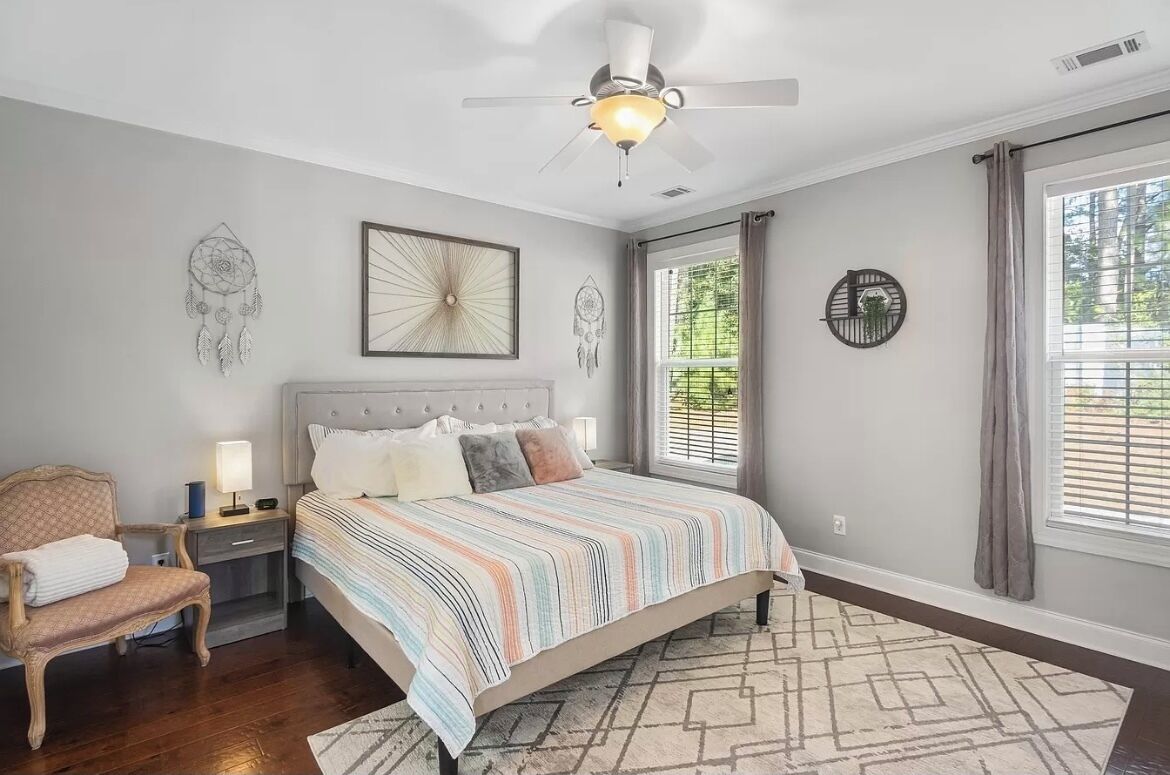 1 habitación, escritorio, tabla de planchar con plancha y cuna de viaje 