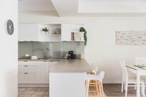 Private kitchen - Only Few Steps to Noosa Rivers - Little Noosa Gem (Noosaville)