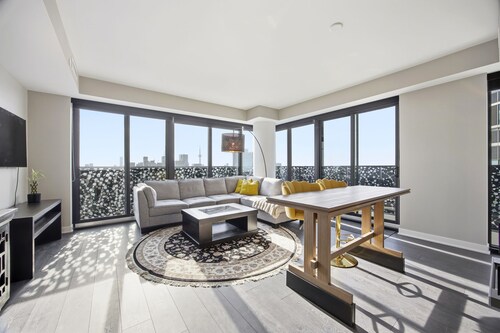 Opulent Yorkville Esacpe - 2BR + 2 full bath & 1 Free Parking 