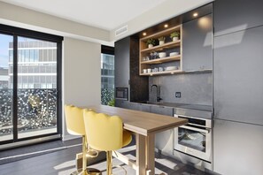 Réfrigérateur, four à micro-ondes, un four, surface de cuisson