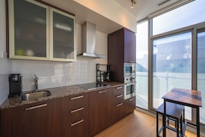 Private kitchen - Scotiabank Arena High Rise 1bdr Downtown w/parking (Toronto)
