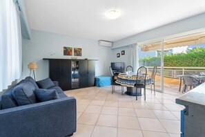 TV, books - Appartement élégant à Antibes - Welkeys (Antibes)