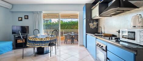 Kylskåp, mikrovågsugn, ugn och kaffe- och tebryggare