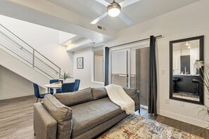 Living area - Cozy KING BED Loft Apt/GYM/Garage/W/D/WIFI (Salt Lake City)