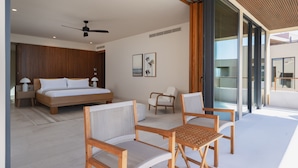 A modern bedroom with a large bed, a ceiling fan, and a view of the outdoors. - Penthouse Arenamar in Punta Mita (Punta de Mita)