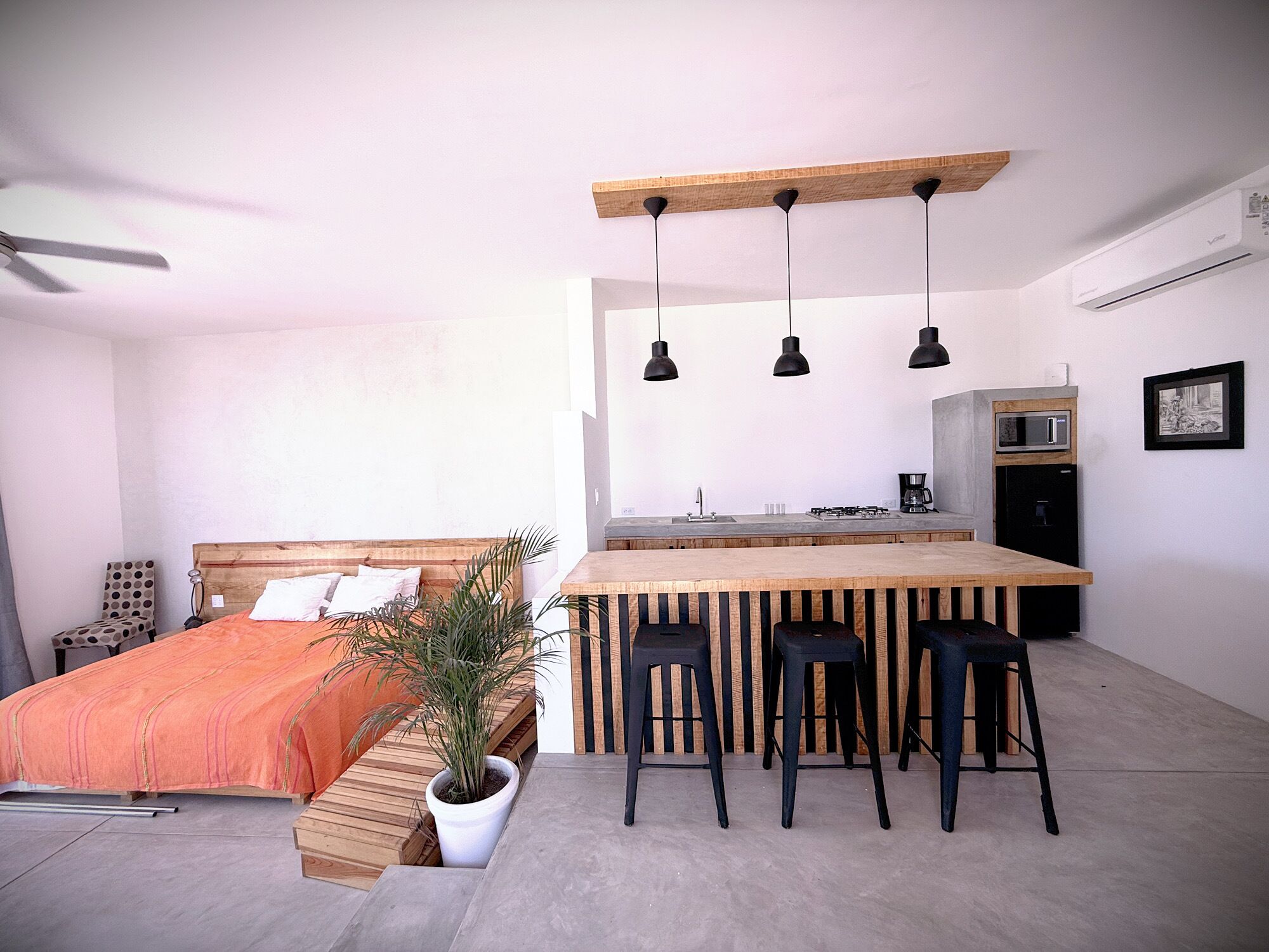 Ropa de cama hipoalergénica y espacio para trabajar con laptop 