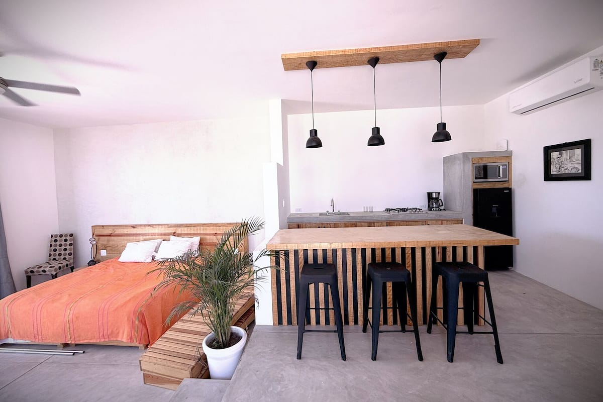 Estúdio luxo, vista para a piscina | Roupas de cama antialérgicas, espaço de trabalho para notebook